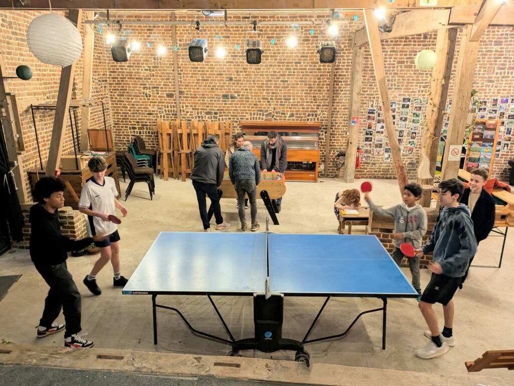 Grange ouverte ping-pong dans la grange