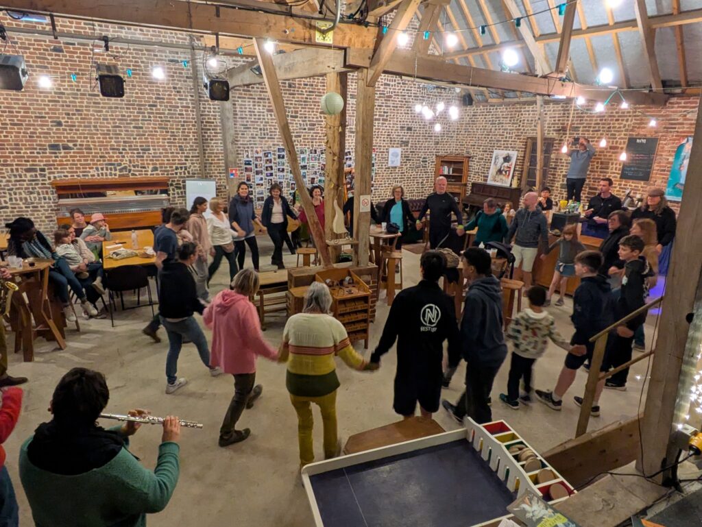 Danse dans la Grange au Taka Passer